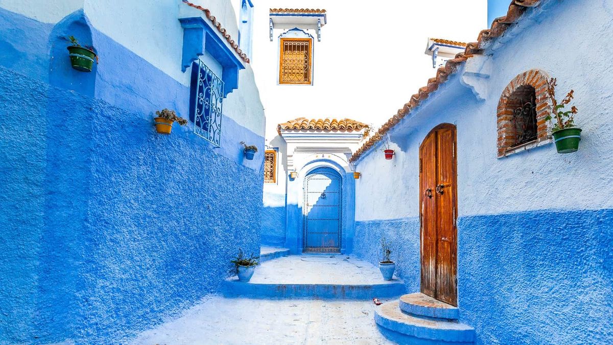 Colorful streets of Chefchaouen, Morocco – luxury travel destination, bespoke Morocco tours, deluxe cultural experiences